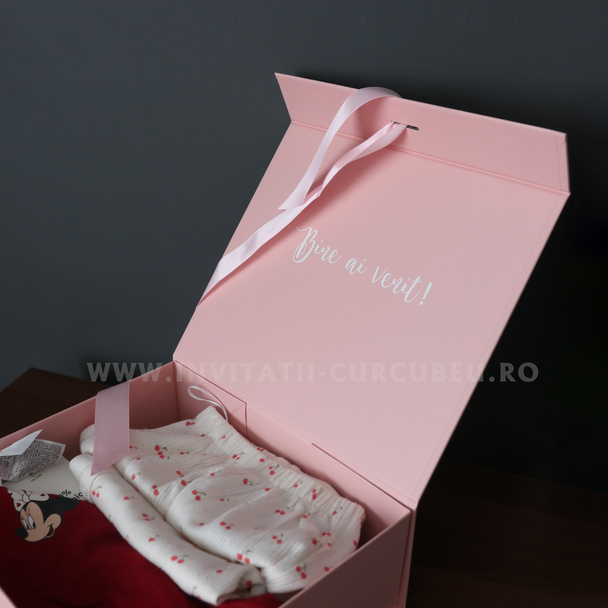 Cutie de cadou roz personalizată cu închidere magnetică - imagine 4
